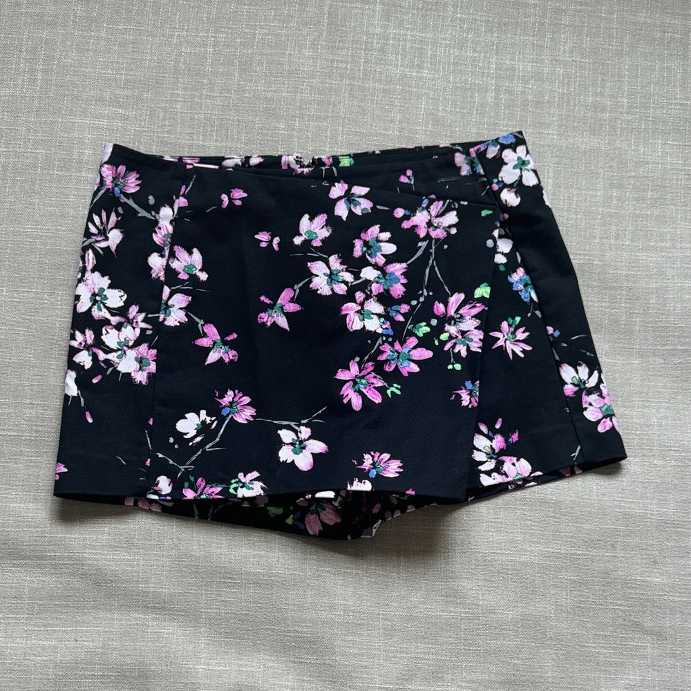Express black floral skort